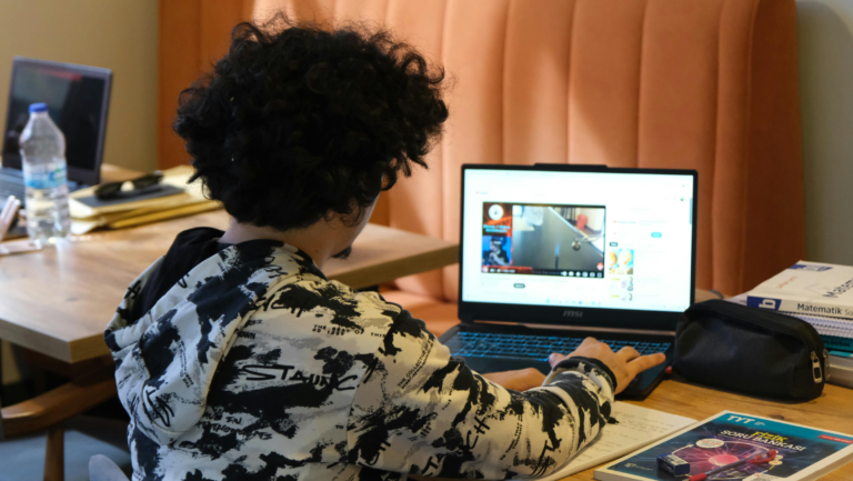 Student using laptop to compare ChatGPT and Goblin Tools